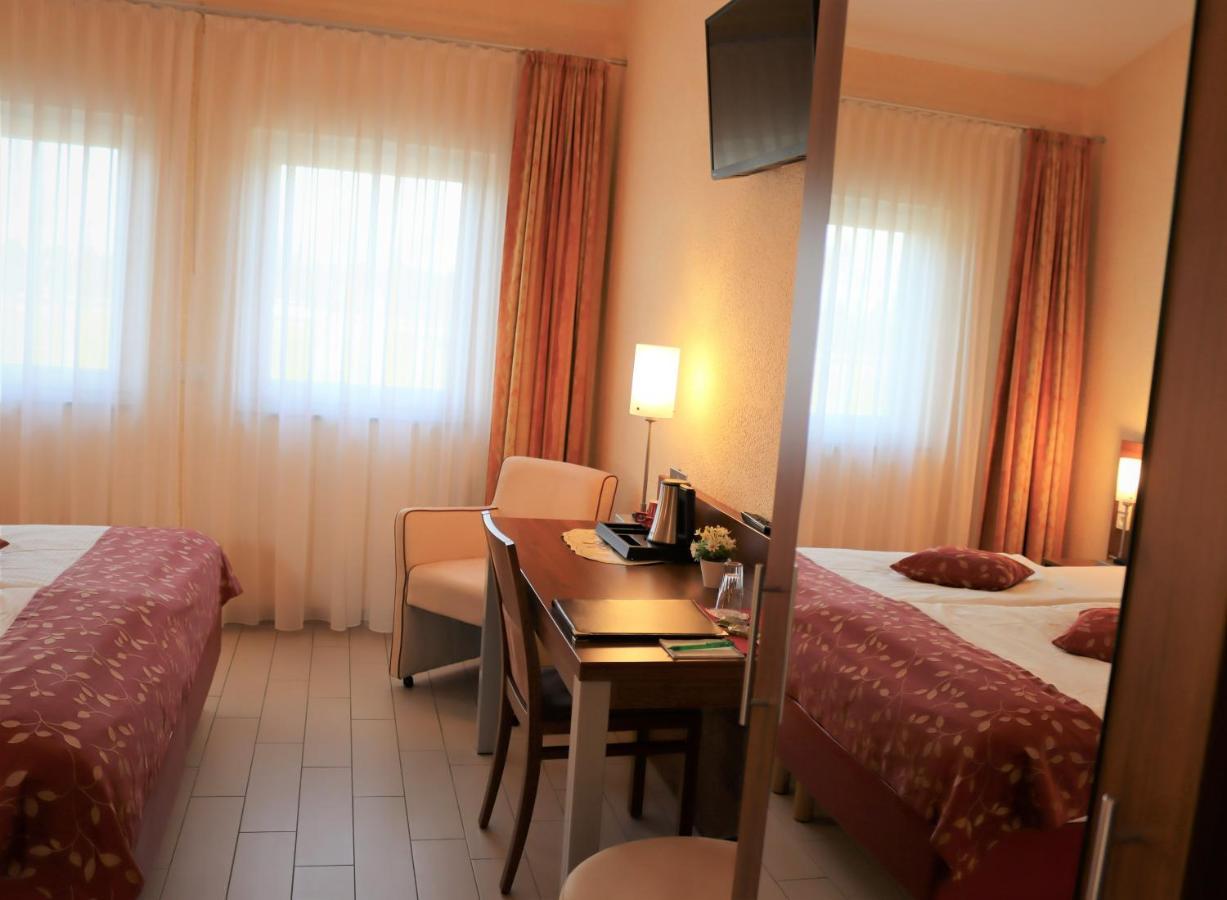Land-Gut-Hotel Am Ring Meuspath Екстер'єр фото