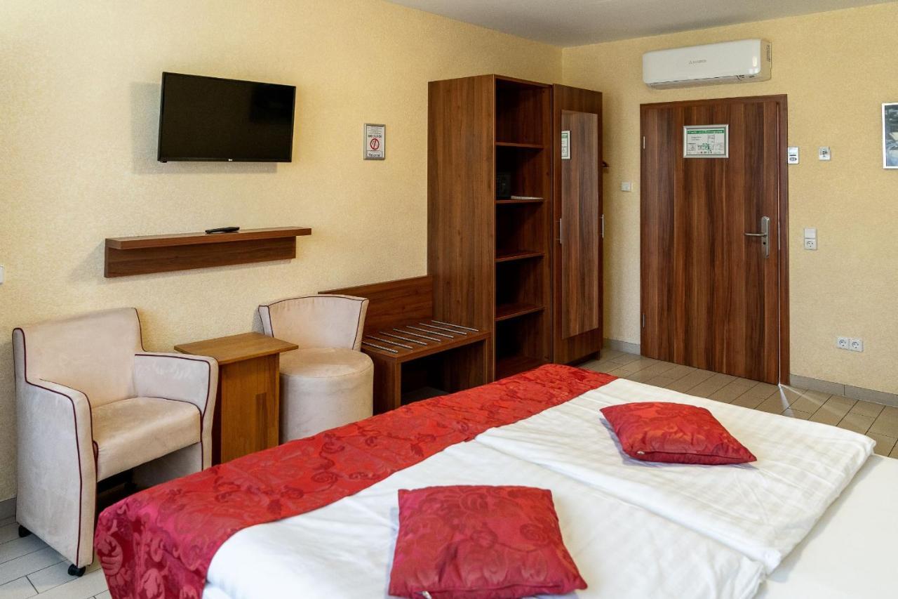 Land-Gut-Hotel Am Ring Meuspath Екстер'єр фото